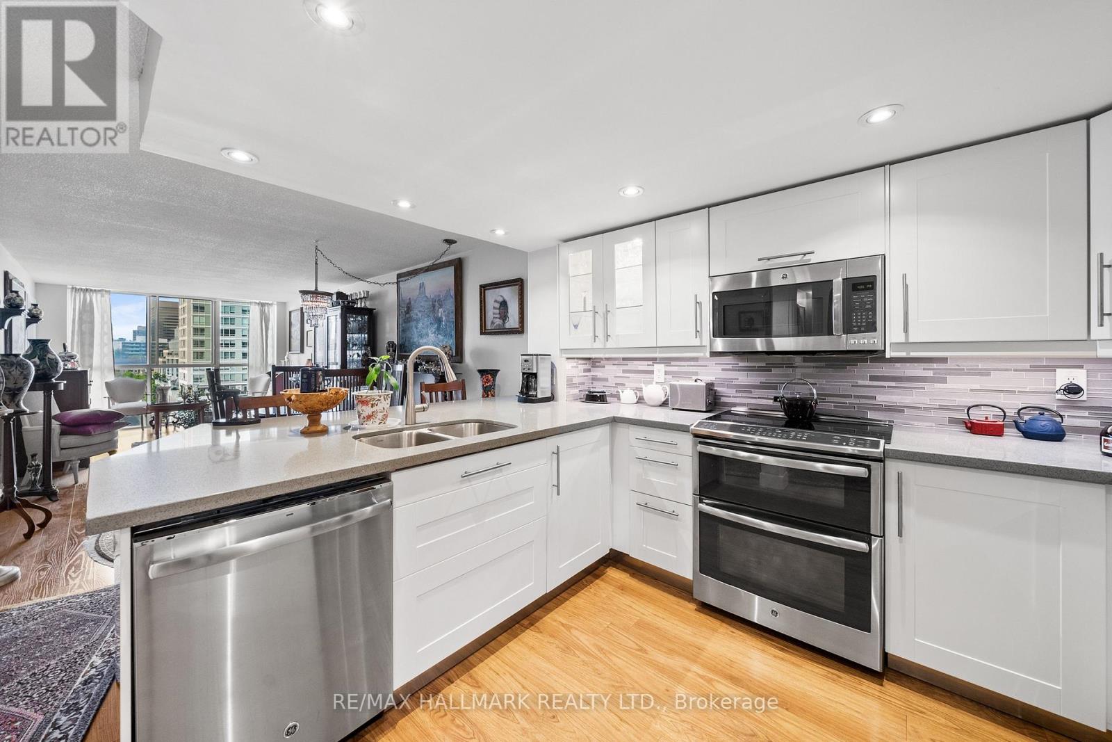 906 - 15 Maitland Place, Toronto, Ontario  M4Y 2X3 - Photo 3 - C12455314