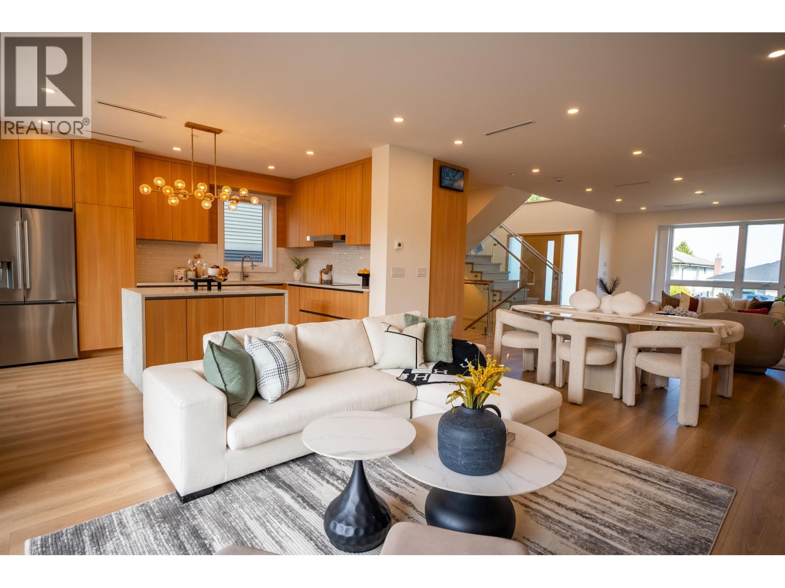 7 N Howard Avenue, Burnaby, British Columbia  V5B 1J6 - Photo 2 - R3048783