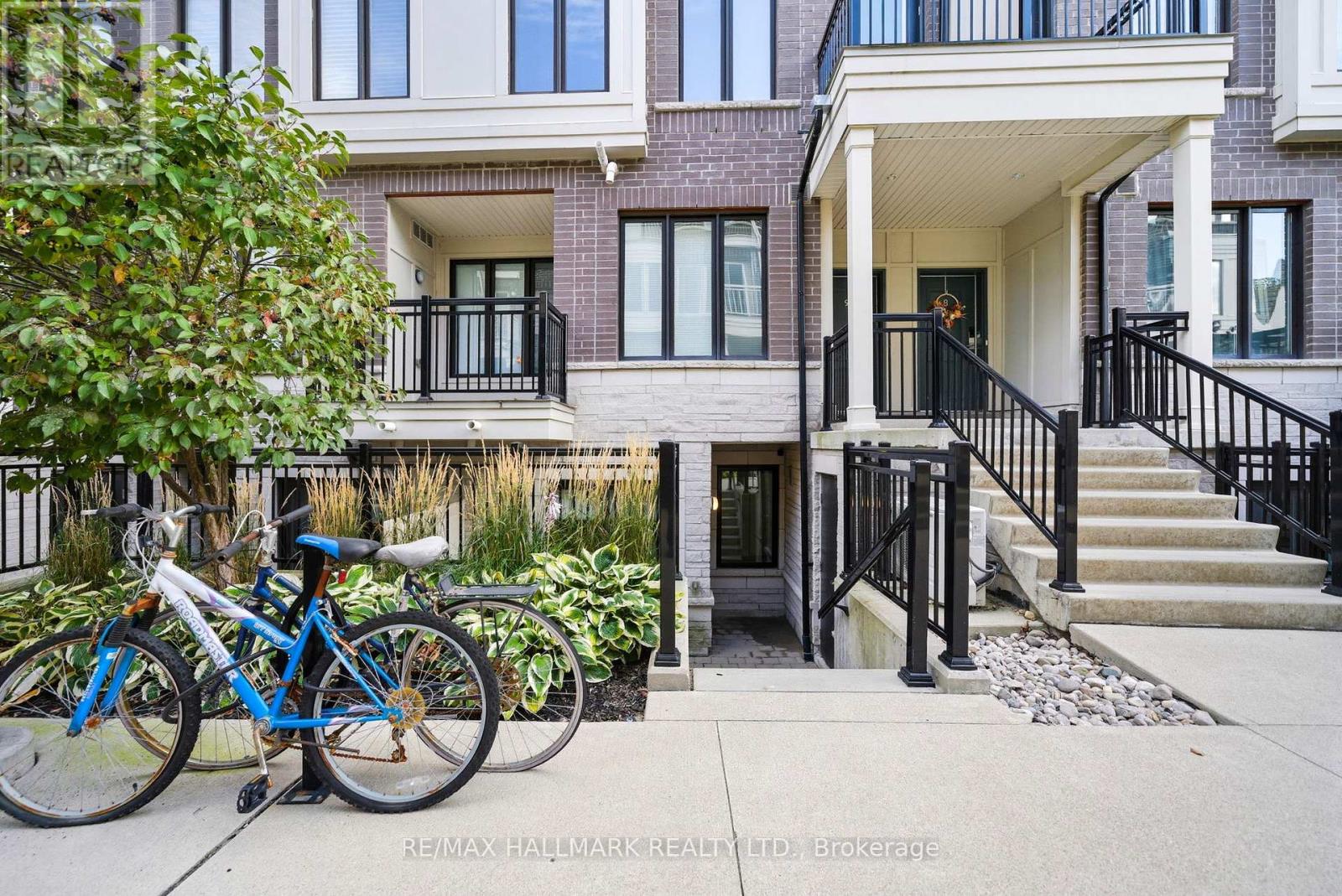 10 - 130 LONG BRANCH AVENUE, Toronto, Ontario