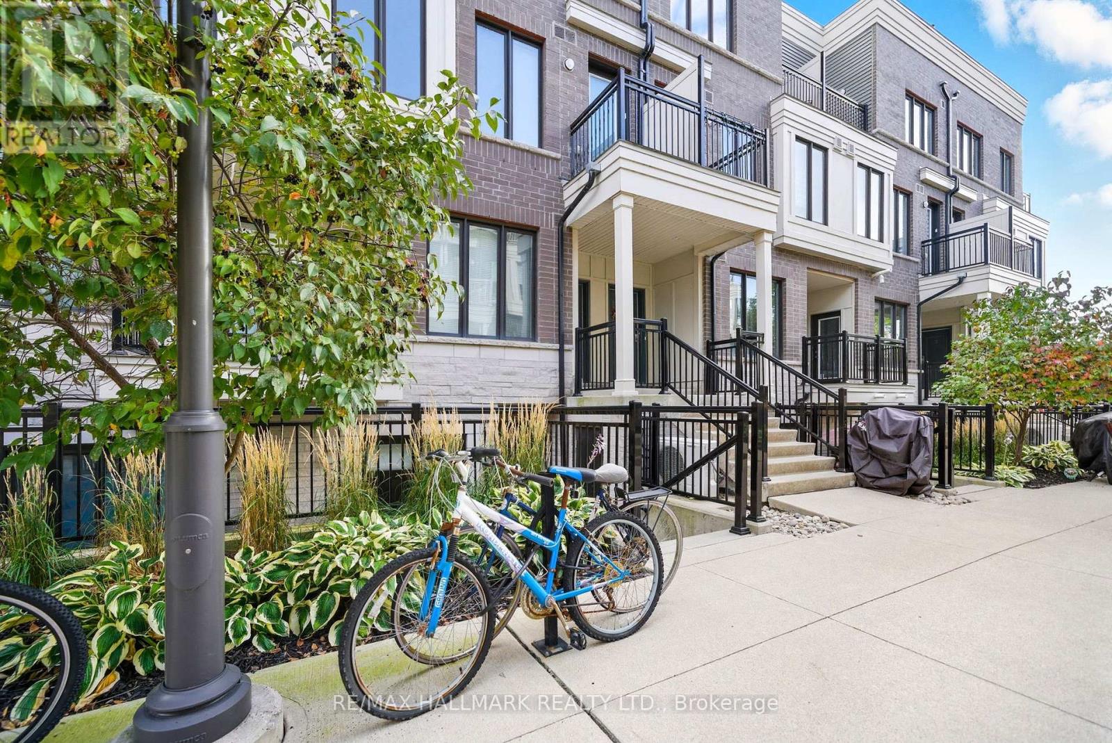 10 - 130 Long Branch Avenue, Toronto, Ontario  M8W 0B1 - Photo 2 - W12455275