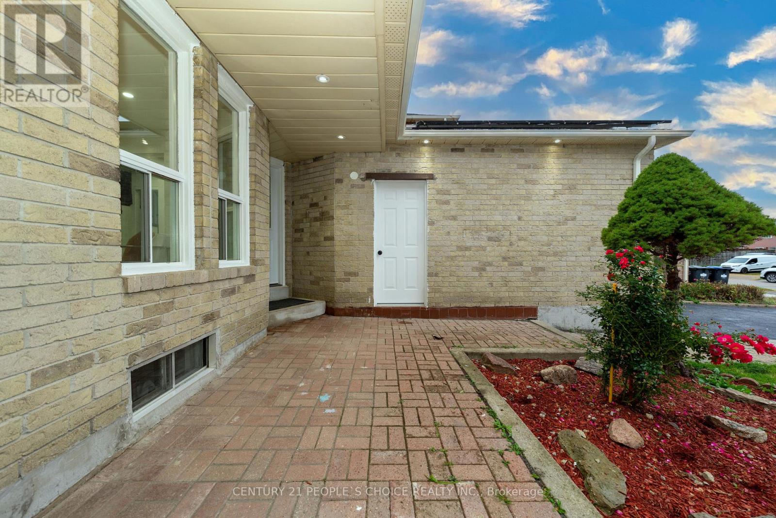 3242 Cambourne Crescent, Mississauga, Ontario  L5N 5G3 - Photo 4 - W12455277