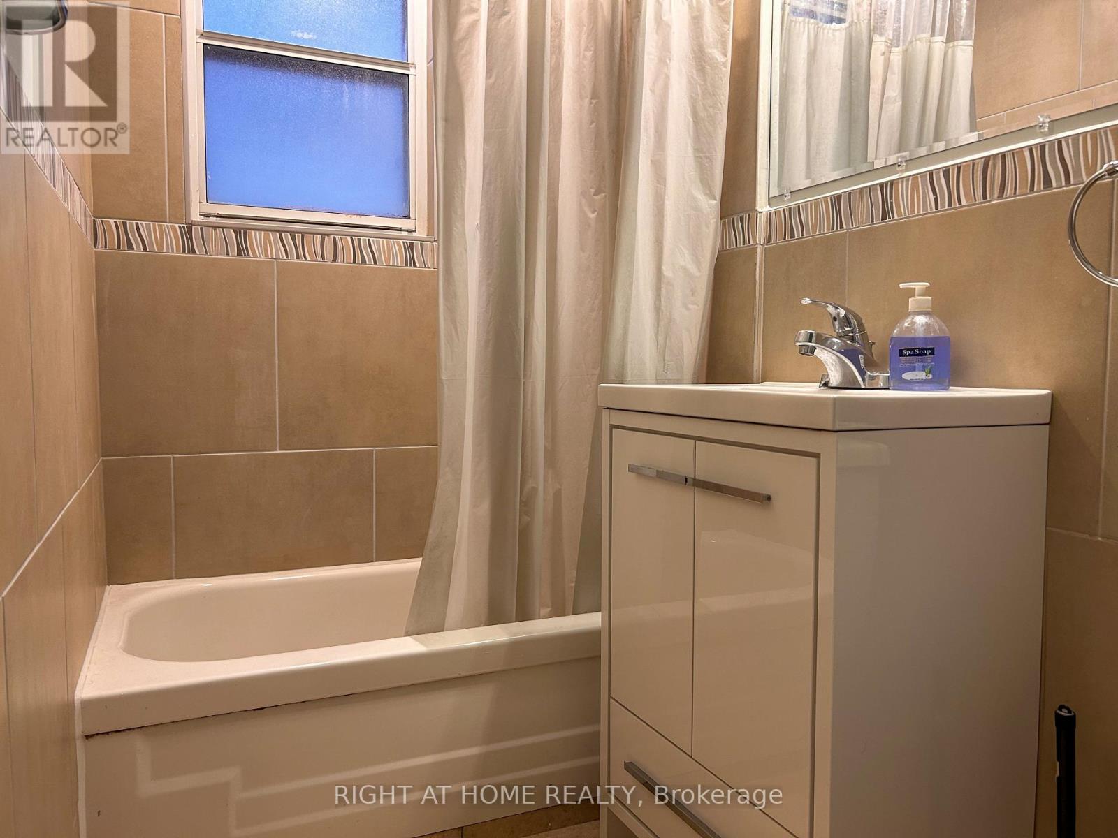 1039 Ossington Avenue, Toronto, Ontario  M6G 3V9 - Photo 5 - W12455282