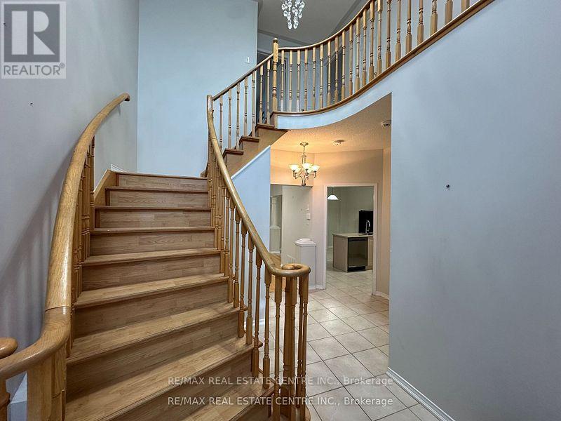 7193 Magistrate Terrace, Mississauga, Ontario  L5W 1T6 - Photo 3 - W12455299