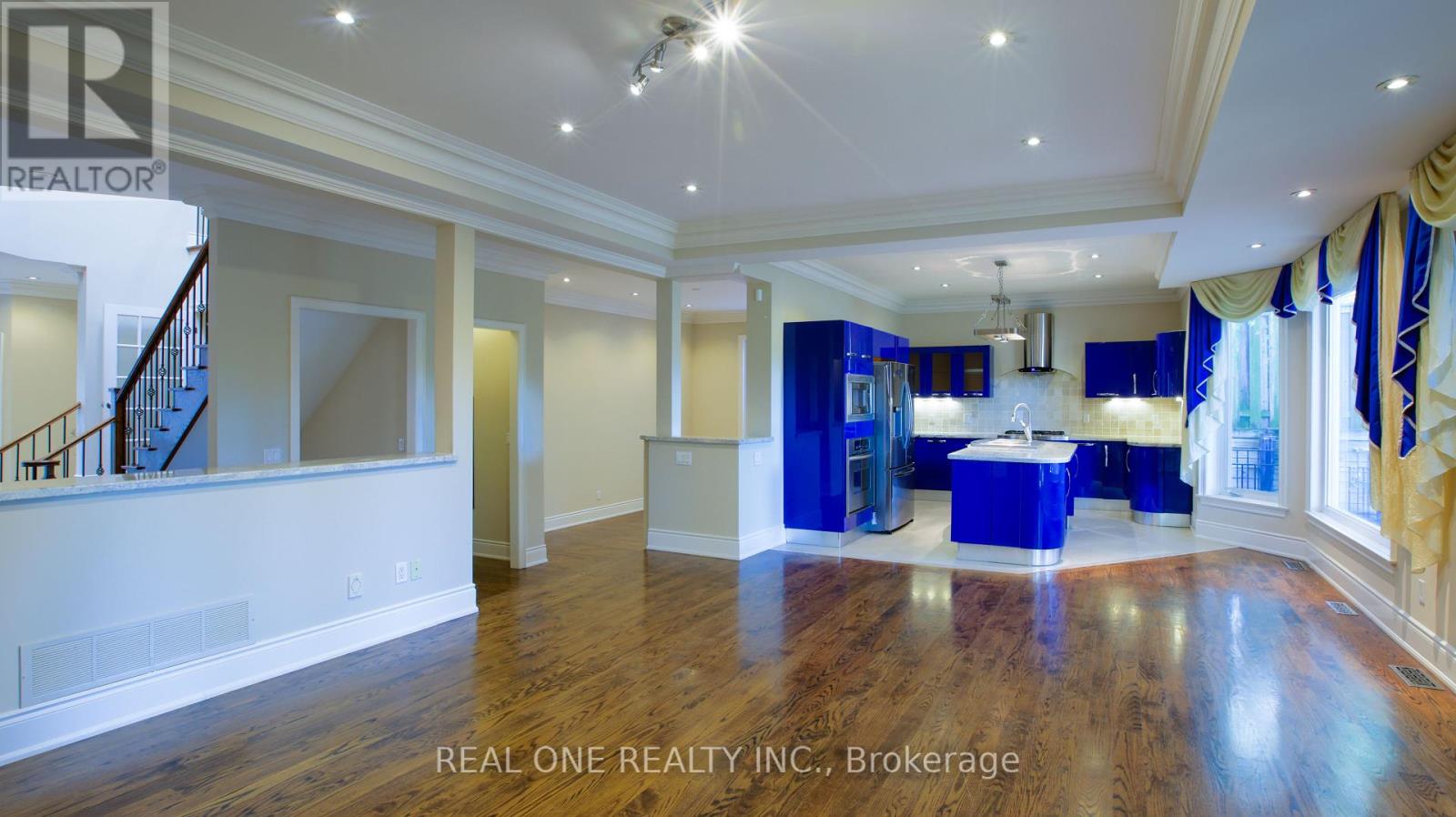 38 Stonegate Road, Toronto, Ontario  M8Y 1V5 - Photo 11 - W12455341