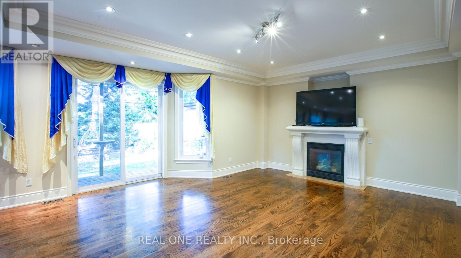38 Stonegate Road, Toronto, Ontario  M8Y 1V5 - Photo 12 - W12455341