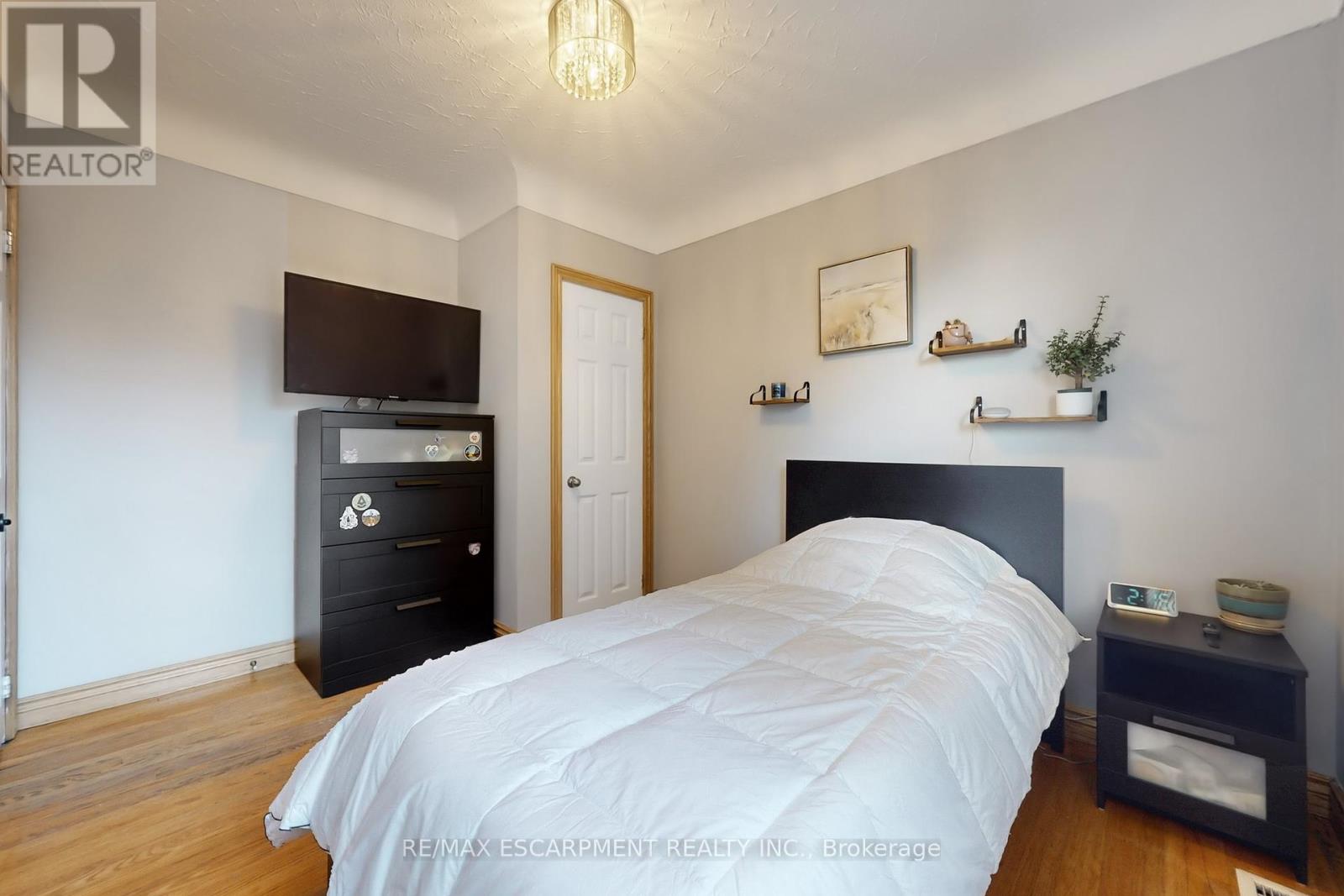23 Sylvia Crescent, Hamilton, Ontario  L8K 2A8 - Photo 12 - X12455278