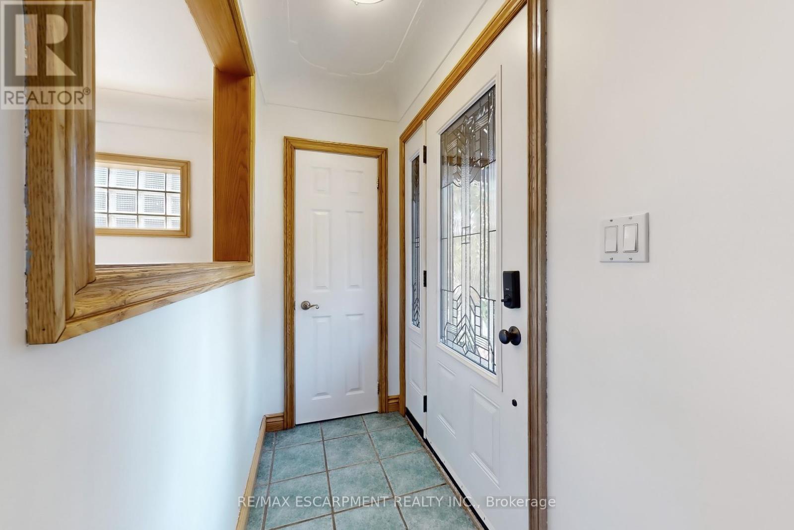 23 Sylvia Crescent, Hamilton, Ontario  L8K 2A8 - Photo 4 - X12455278