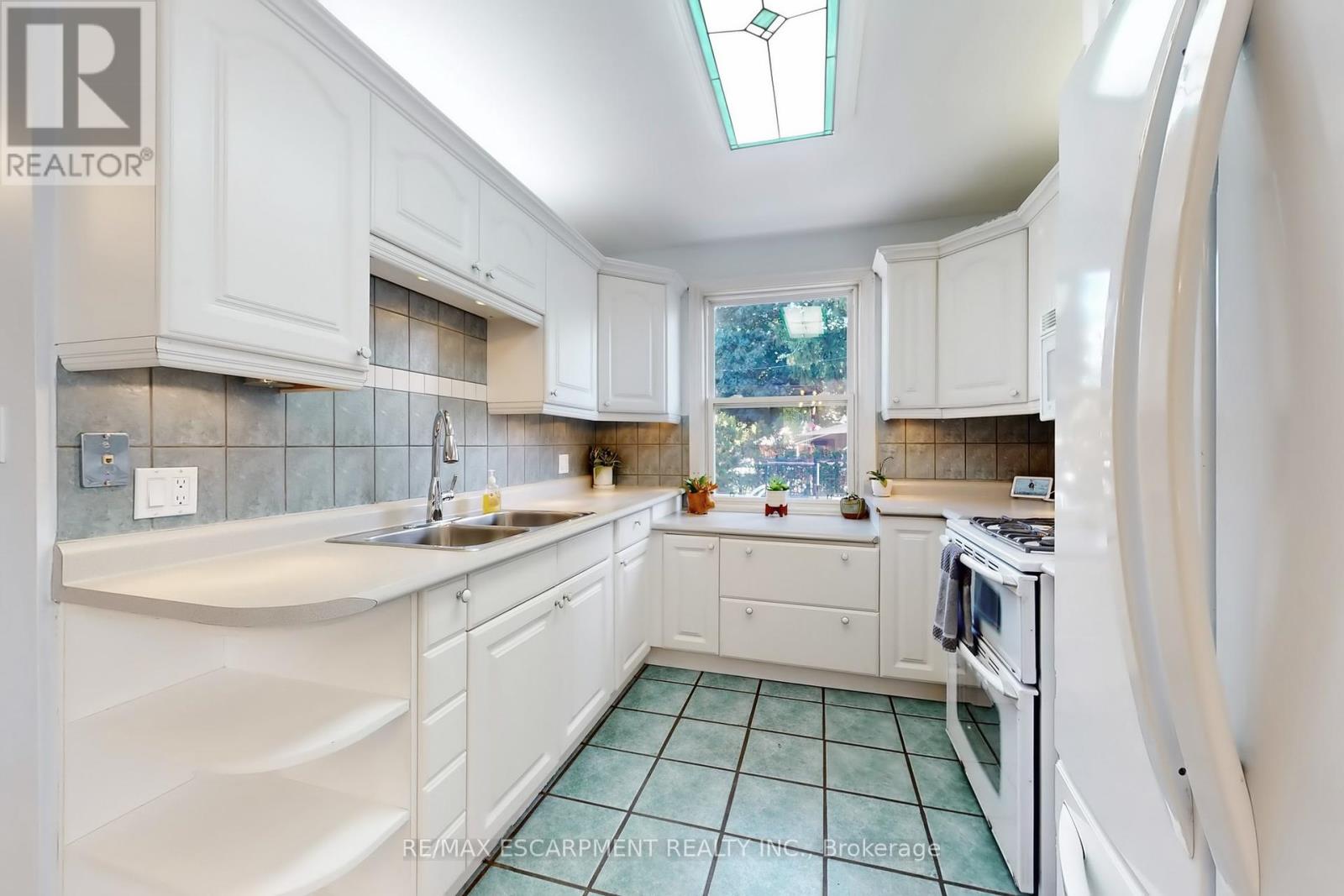 23 Sylvia Crescent, Hamilton, Ontario  L8K 2A8 - Photo 8 - X12455278