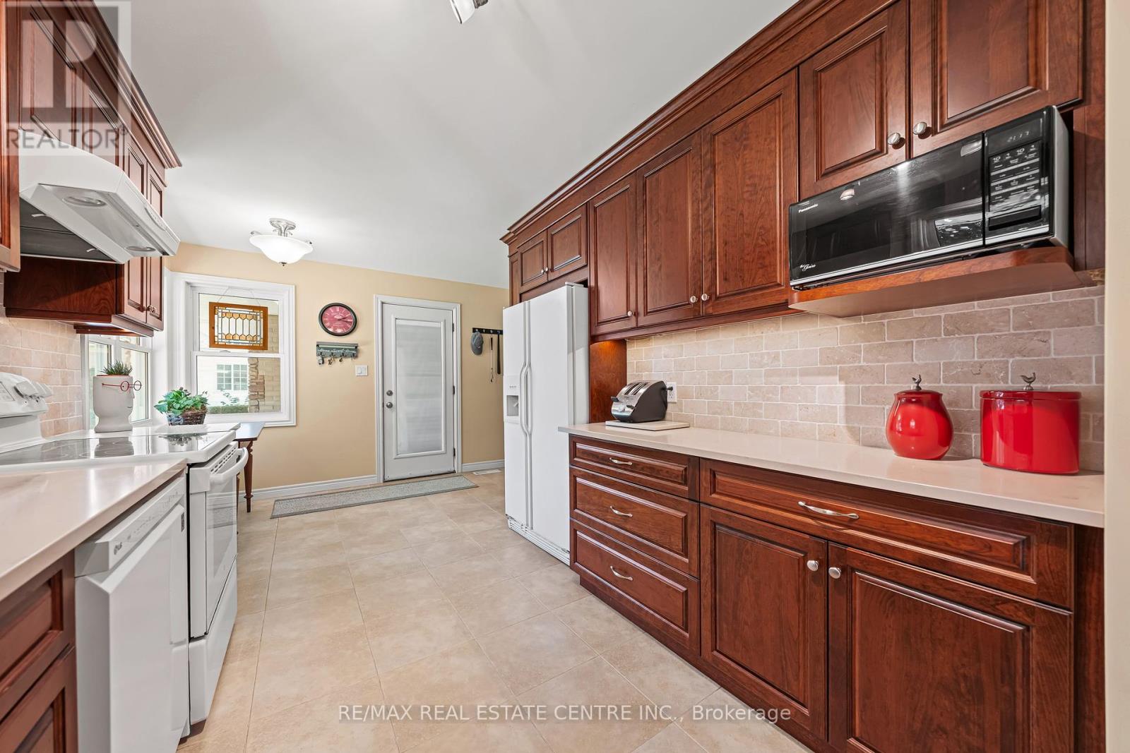 45 Highland Crescent, Cambridge, Ontario  N1S 1L7 - Photo 10 - X12455284