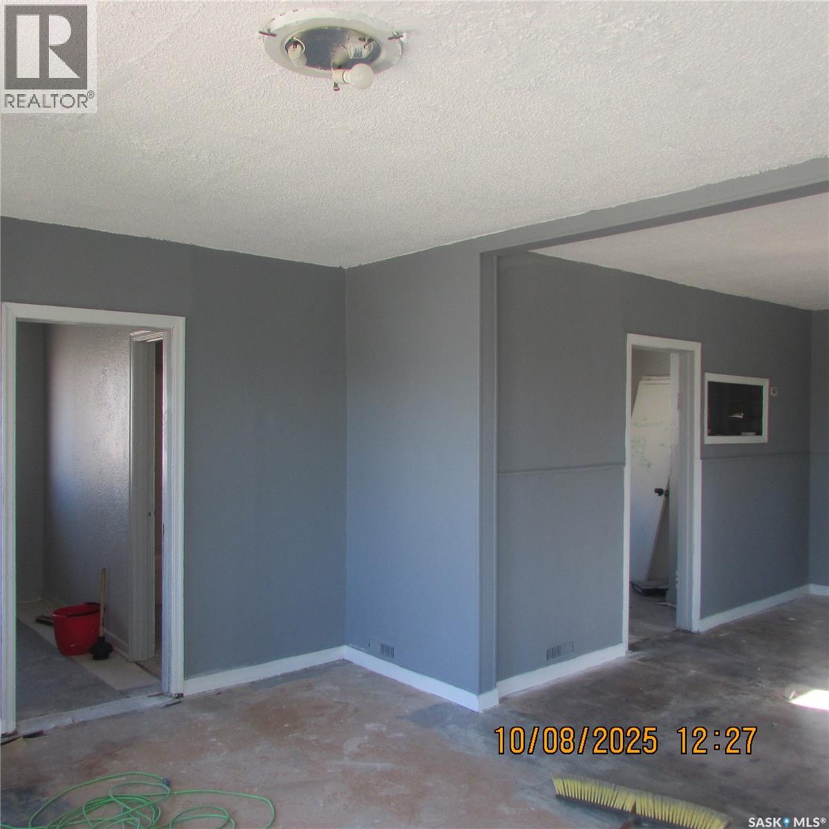 421 Mcintyre Street, Regina, Saskatchewan  S4R 2M2 - Photo 3 - SK020568