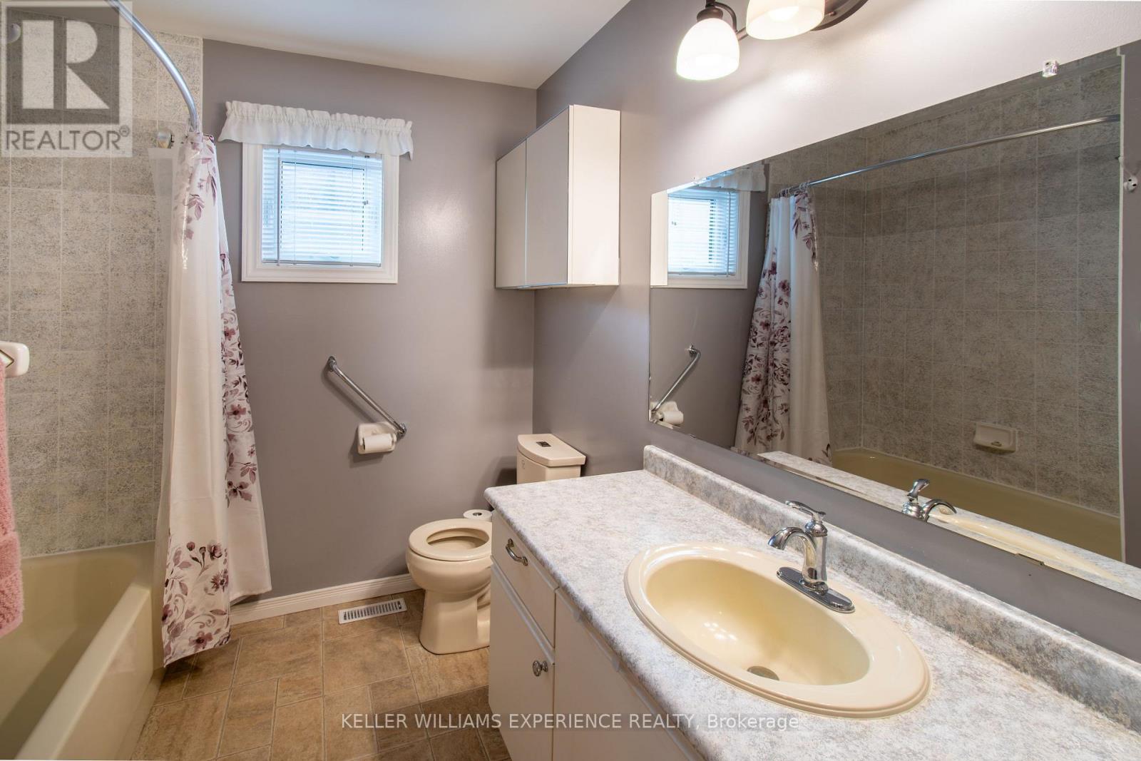 68 Dyer Drive, Wasaga Beach, Ontario  L9Z 1E4 - Photo 15 - S12455404