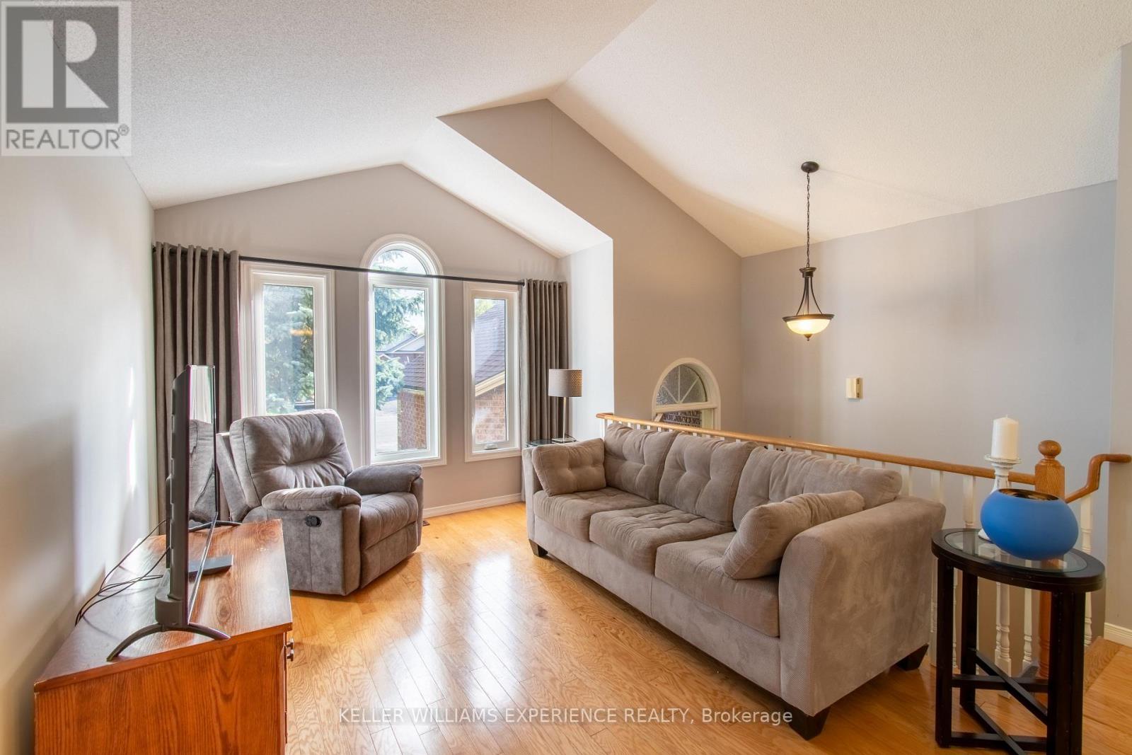 68 Dyer Drive, Wasaga Beach, Ontario  L9Z 1E4 - Photo 6 - S12455404