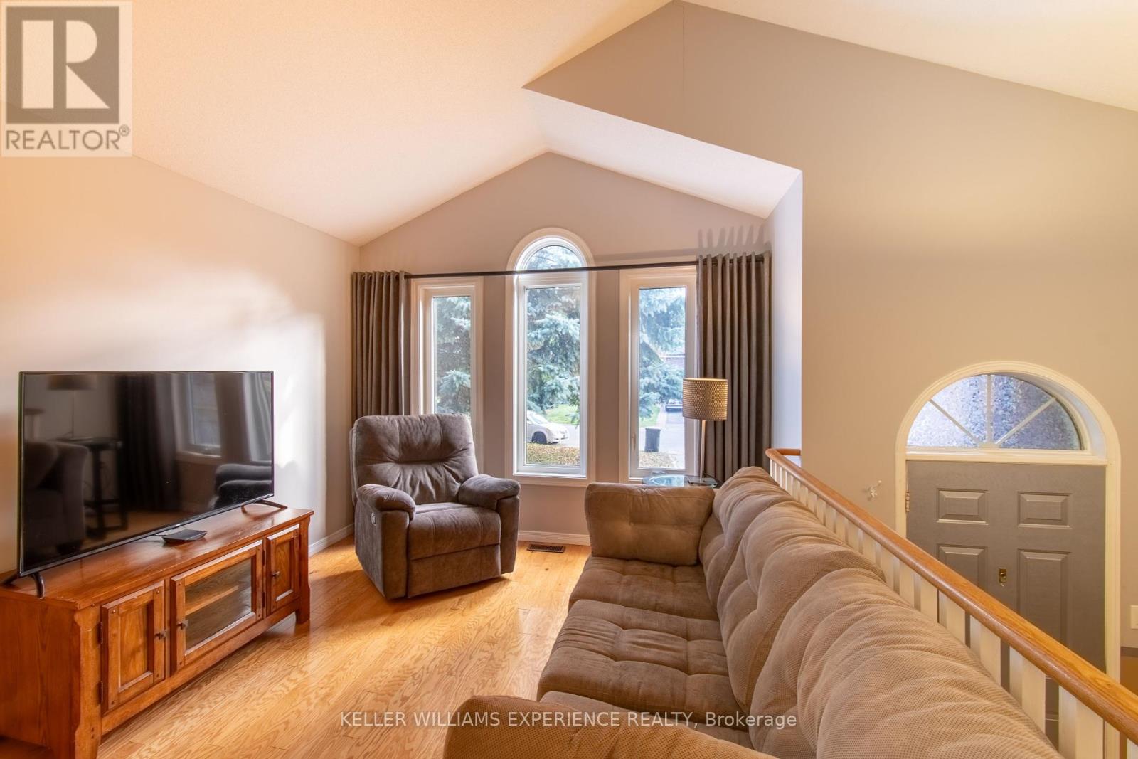 68 Dyer Drive, Wasaga Beach, Ontario  L9Z 1E4 - Photo 7 - S12455404
