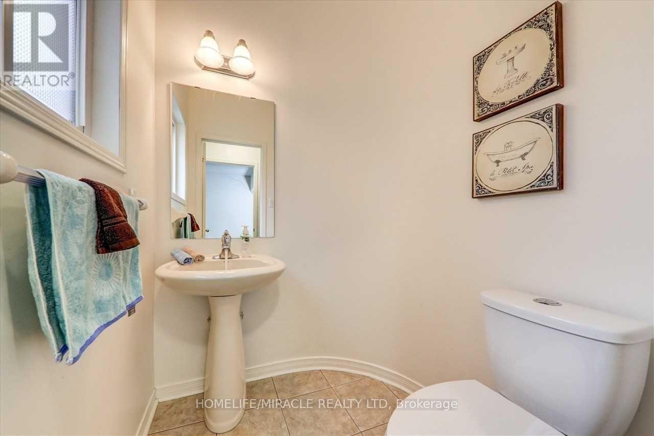 11 Bushmill Circle, Brampton, Ontario  L7A 0K7 - Photo 19 - W12455400