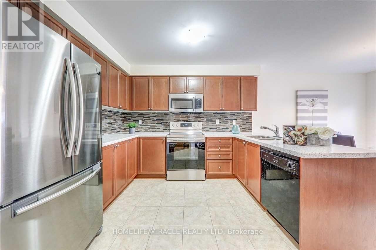 11 Bushmill Circle, Brampton, Ontario  L7A 0K7 - Photo 4 - W12455400