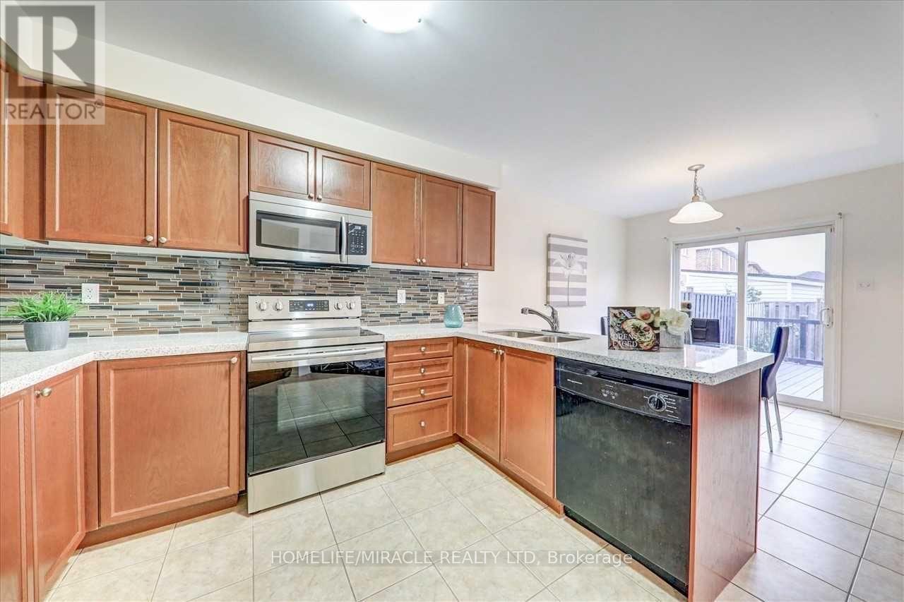 11 Bushmill Circle, Brampton, Ontario  L7A 0K7 - Photo 5 - W12455400