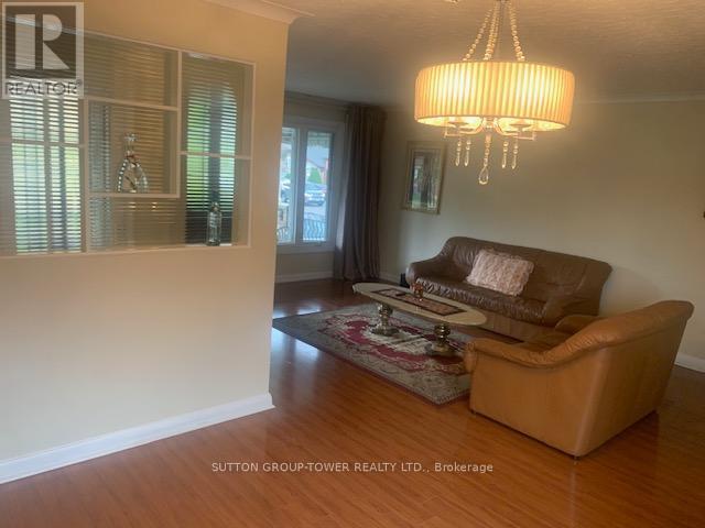 121 Denbigh Crescent, Toronto, Ontario  M3M 2T4 - Photo 11 - W12455402