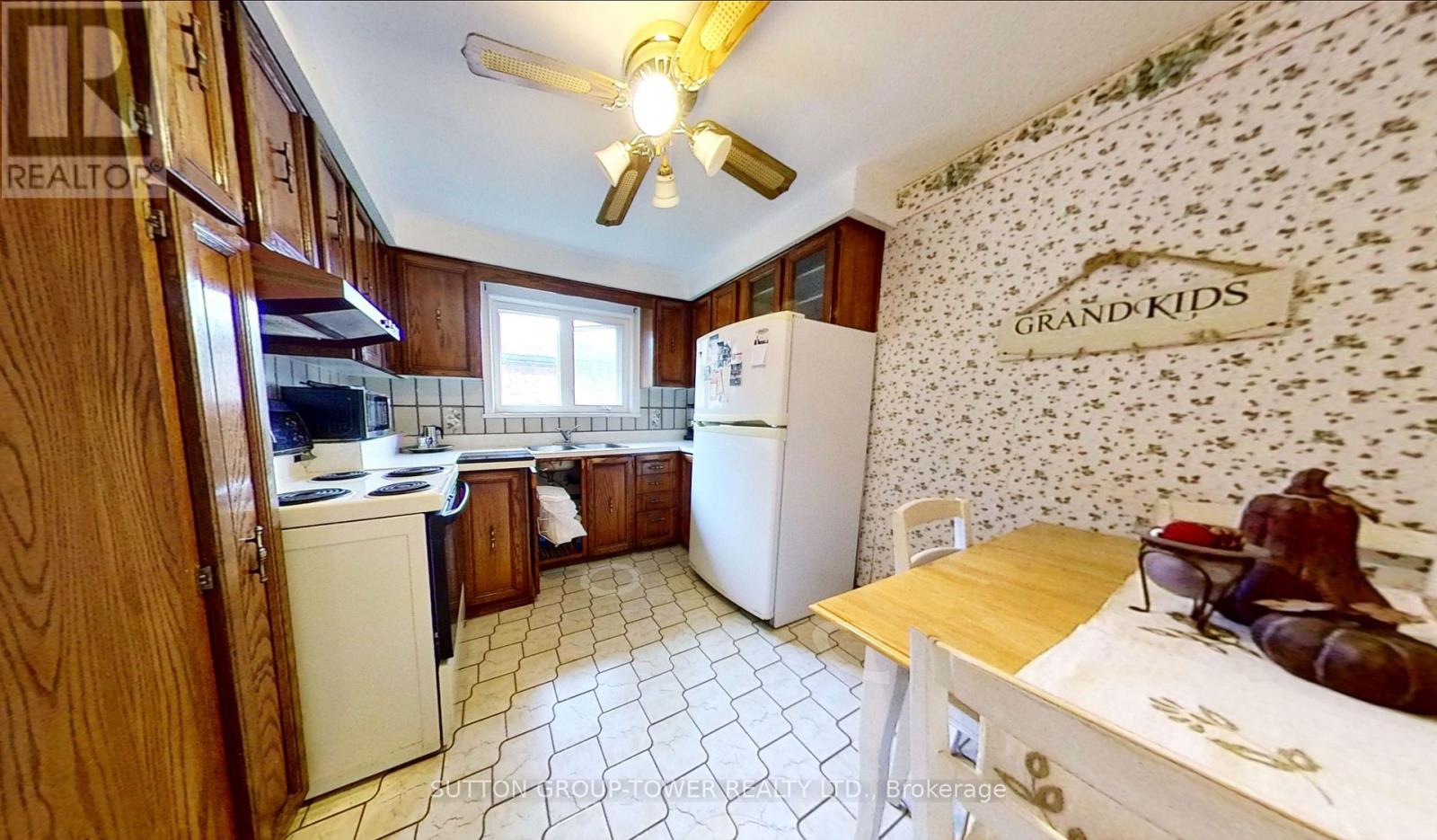 121 Denbigh Crescent, Toronto, Ontario  M3M 2T4 - Photo 12 - W12455402