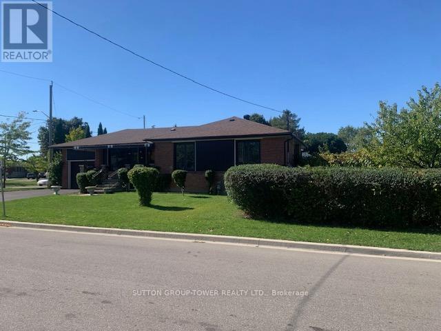 121 Denbigh Crescent, Toronto, Ontario  M3M 2T4 - Photo 2 - W12455402