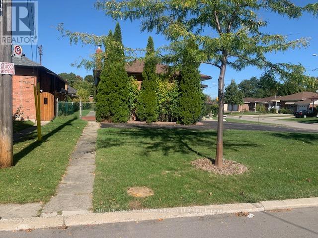 121 Denbigh Crescent, Toronto, Ontario  M3M 2T4 - Photo 3 - W12455402