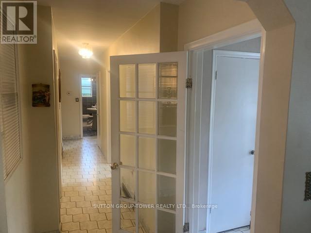 121 Denbigh Crescent, Toronto, Ontario  M3M 2T4 - Photo 6 - W12455402