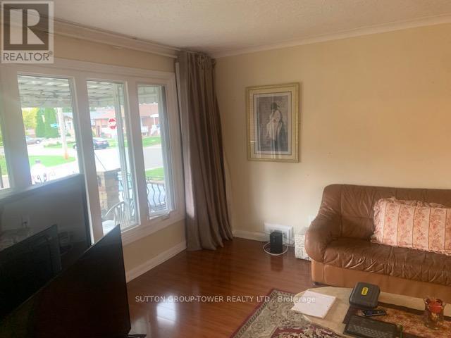 121 Denbigh Crescent, Toronto, Ontario  M3M 2T4 - Photo 8 - W12455402