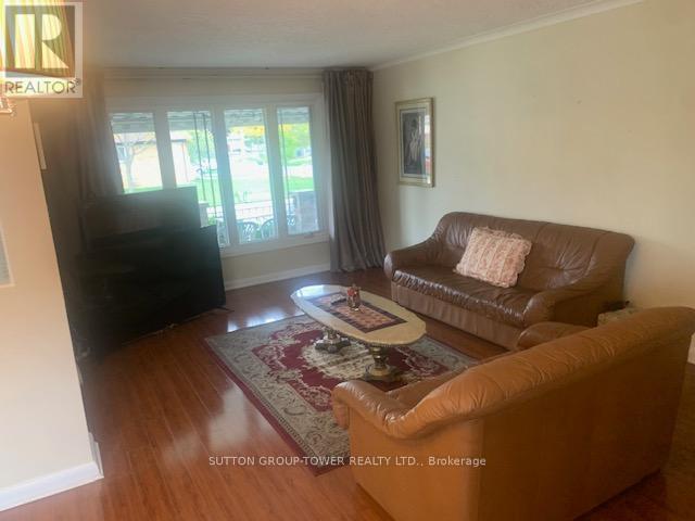121 Denbigh Crescent, Toronto, Ontario  M3M 2T4 - Photo 9 - W12455402