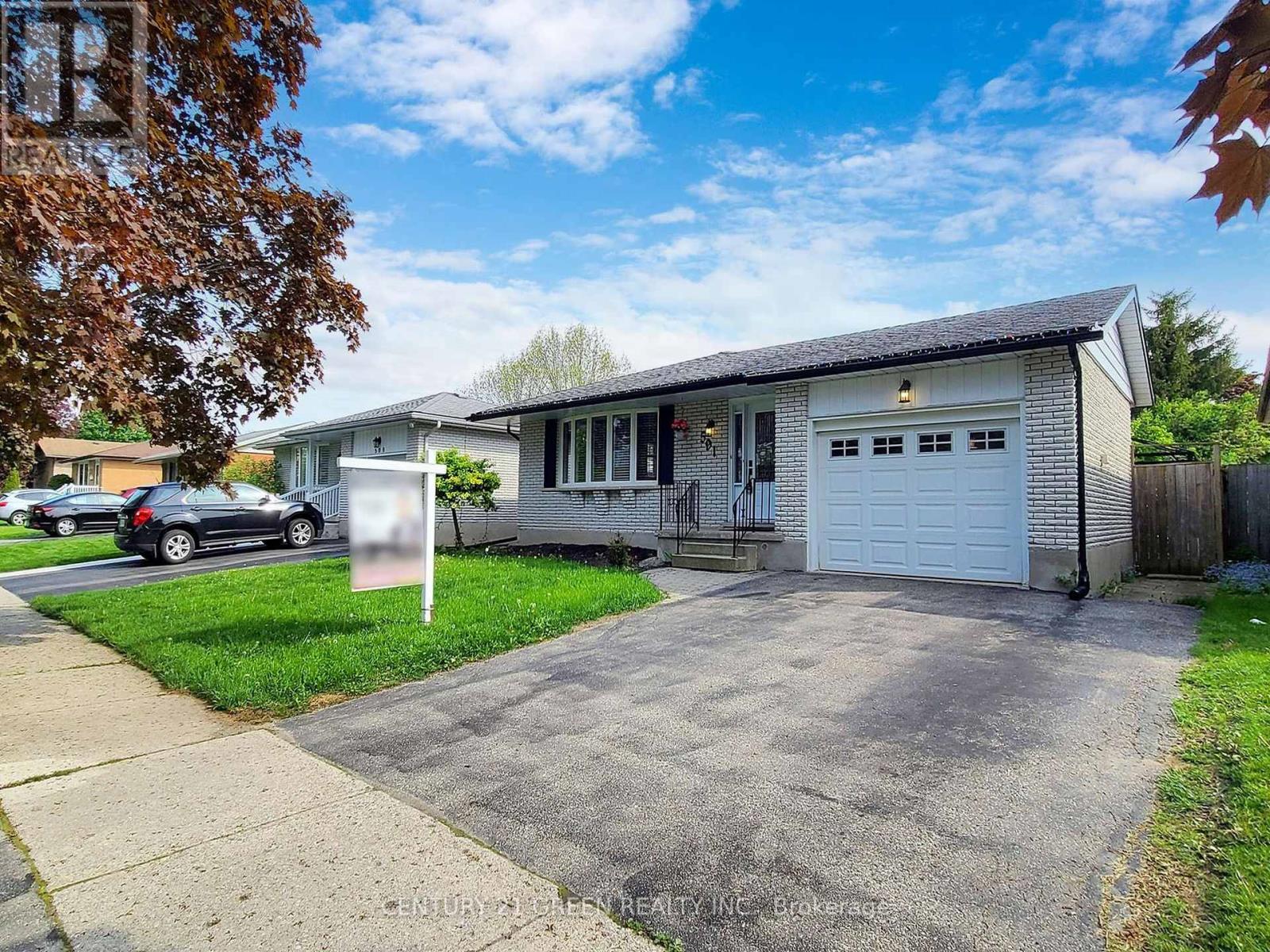591 Dogwood Lane, Waterloo, Ontario  N2L 4Y1 - Photo 2 - X12455398