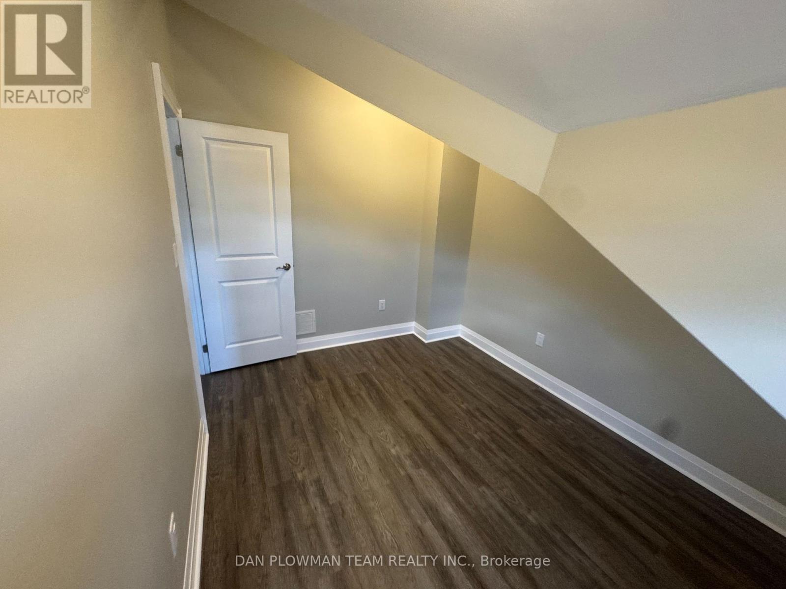 Upper - 460 Park Road S, Oshawa, Ontario  L1J 4J2 - Photo 3 - E12455446