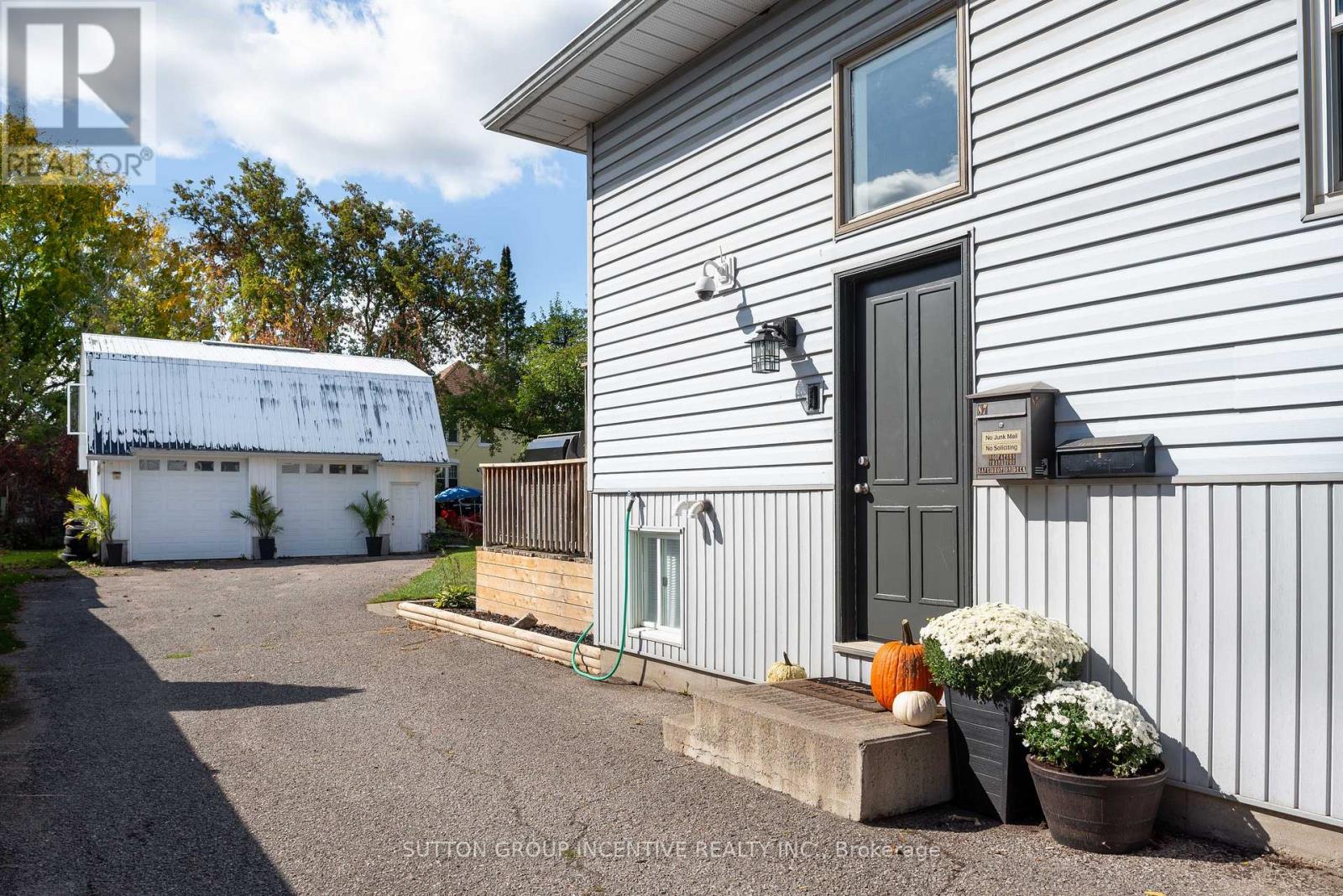 87 Dunlop Street, Orillia, Ontario  L3V 5P3 - Photo 3 - S12455448