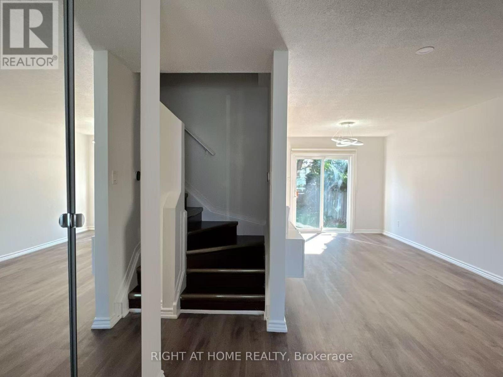 6405 Colebrook Crescent, Mississauga, Ontario  L5N 3E3 - Photo 4 - W12455429