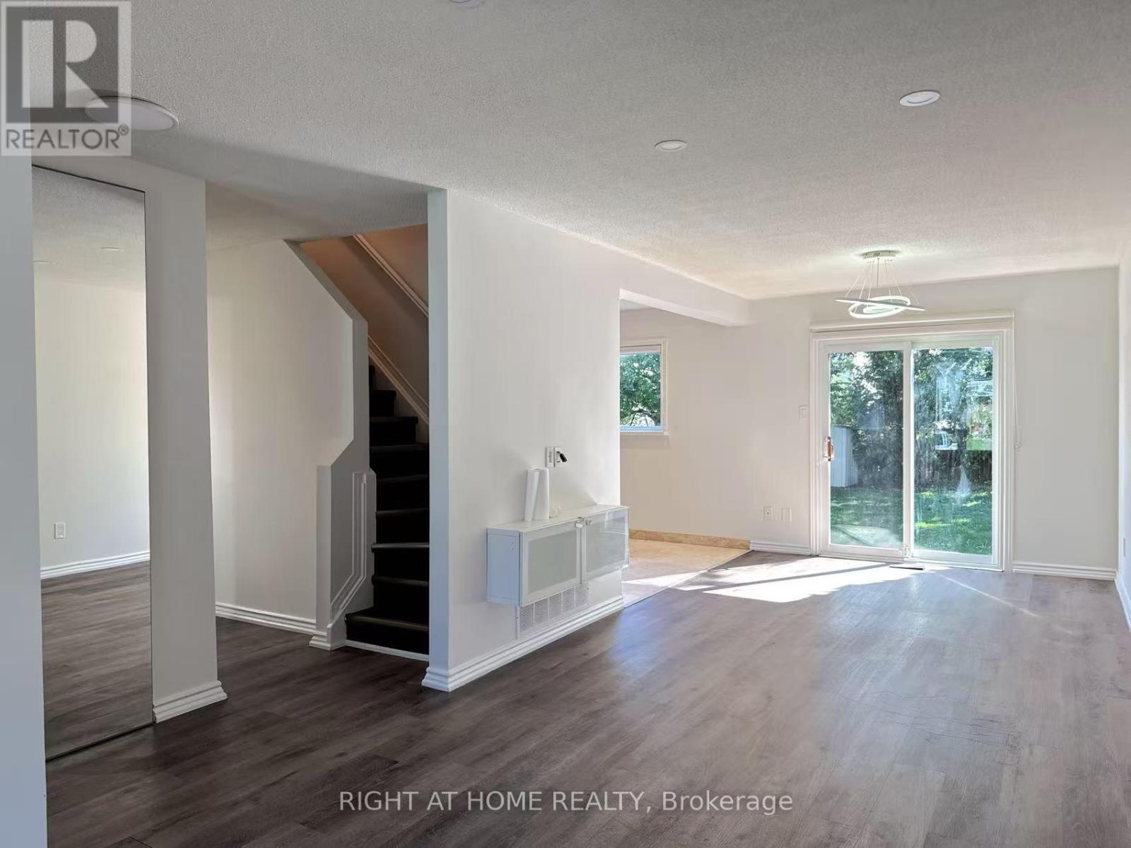 6405 Colebrook Crescent, Mississauga, Ontario  L5N 3E3 - Photo 5 - W12455429
