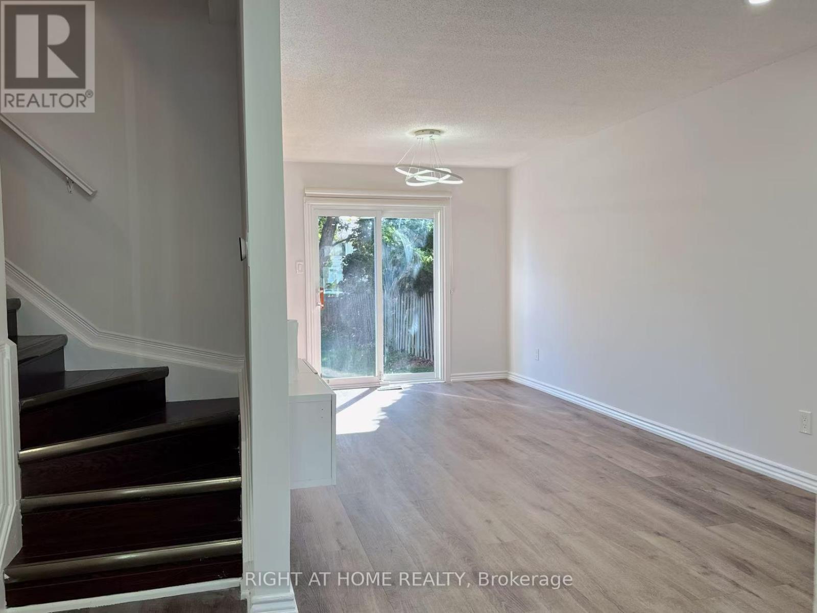 6405 Colebrook Crescent, Mississauga, Ontario  L5N 3E3 - Photo 6 - W12455429