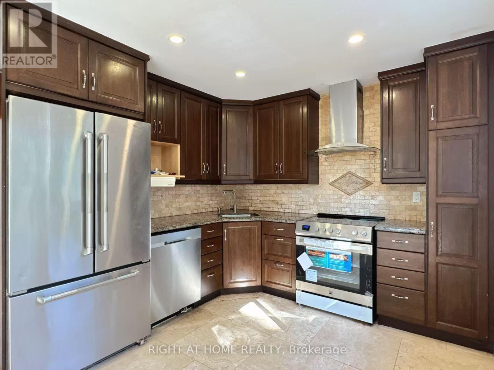 6405 Colebrook Crescent, Mississauga, Ontario  L5N 3E3 - Photo 9 - W12455429