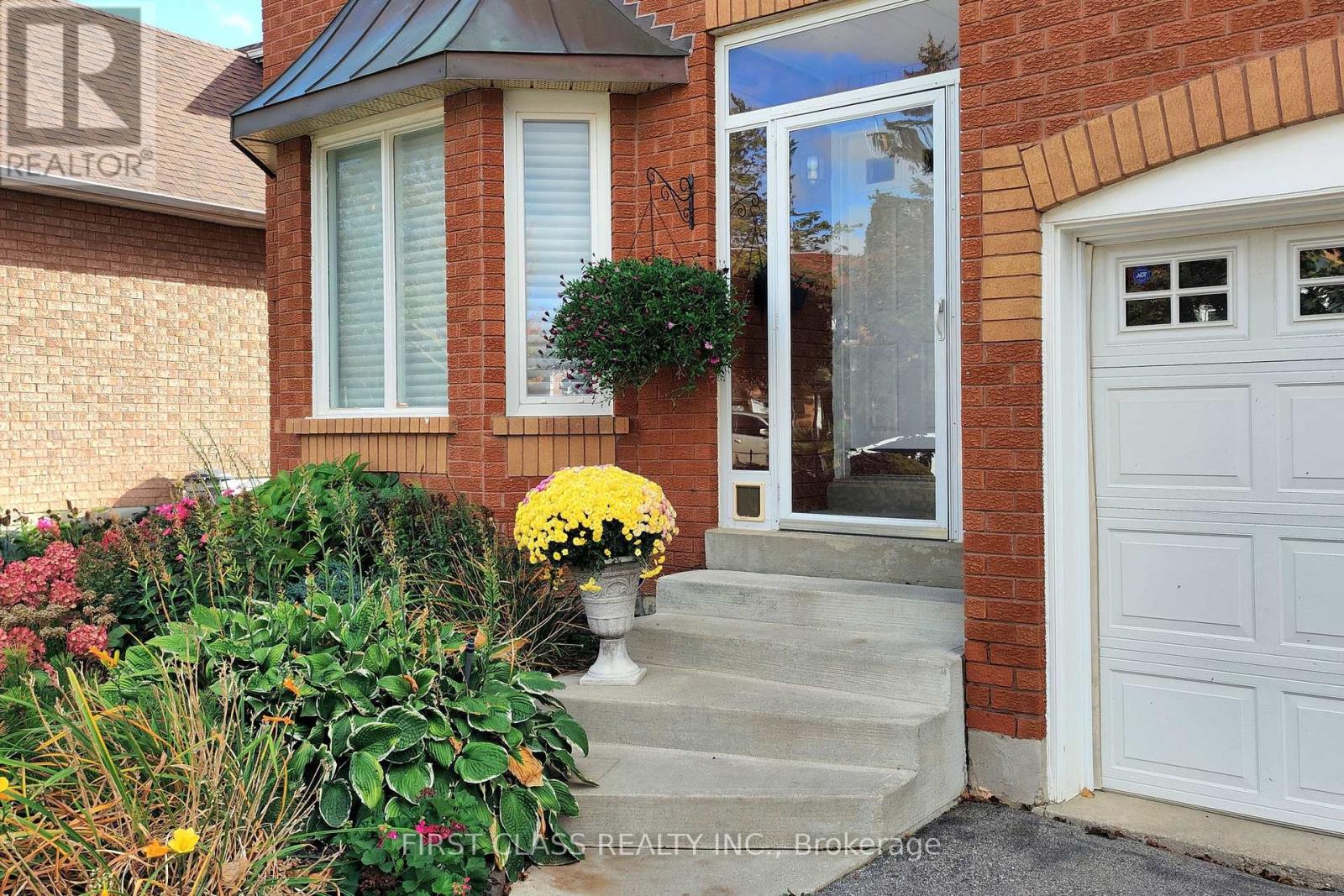 7 Kenpark Avenue, Brampton, Ontario  L6Z 3P4 - Photo 2 - W12455432