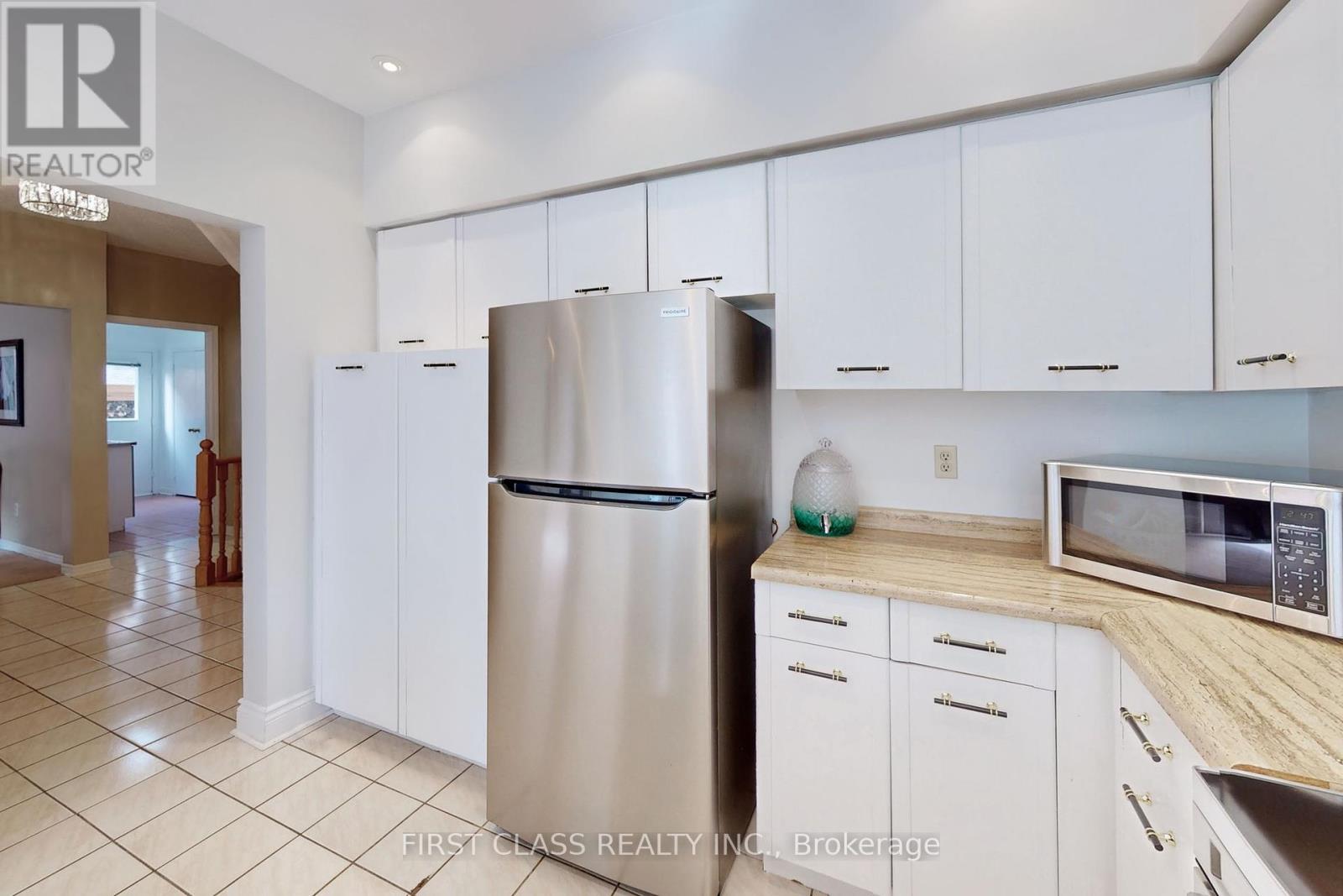 7 Kenpark Avenue, Brampton, Ontario  L6Z 3P4 - Photo 9 - W12455432