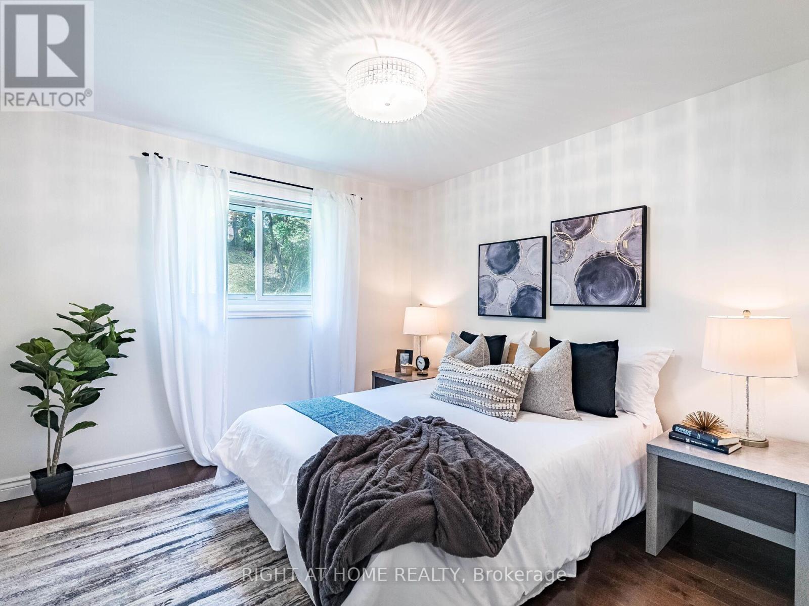 118 Bonham Boulevard, Mississauga, Ontario  L5M 1C7 - Photo 12 - W12455457