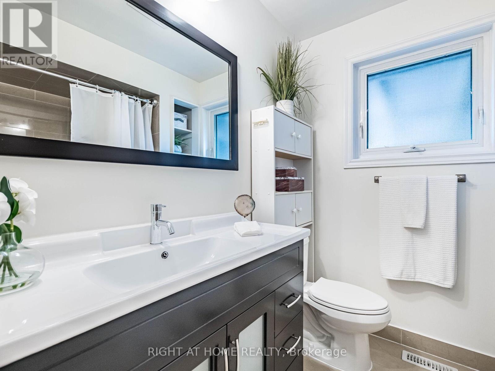 118 Bonham Boulevard, Mississauga, Ontario  L5M 1C7 - Photo 17 - W12455457
