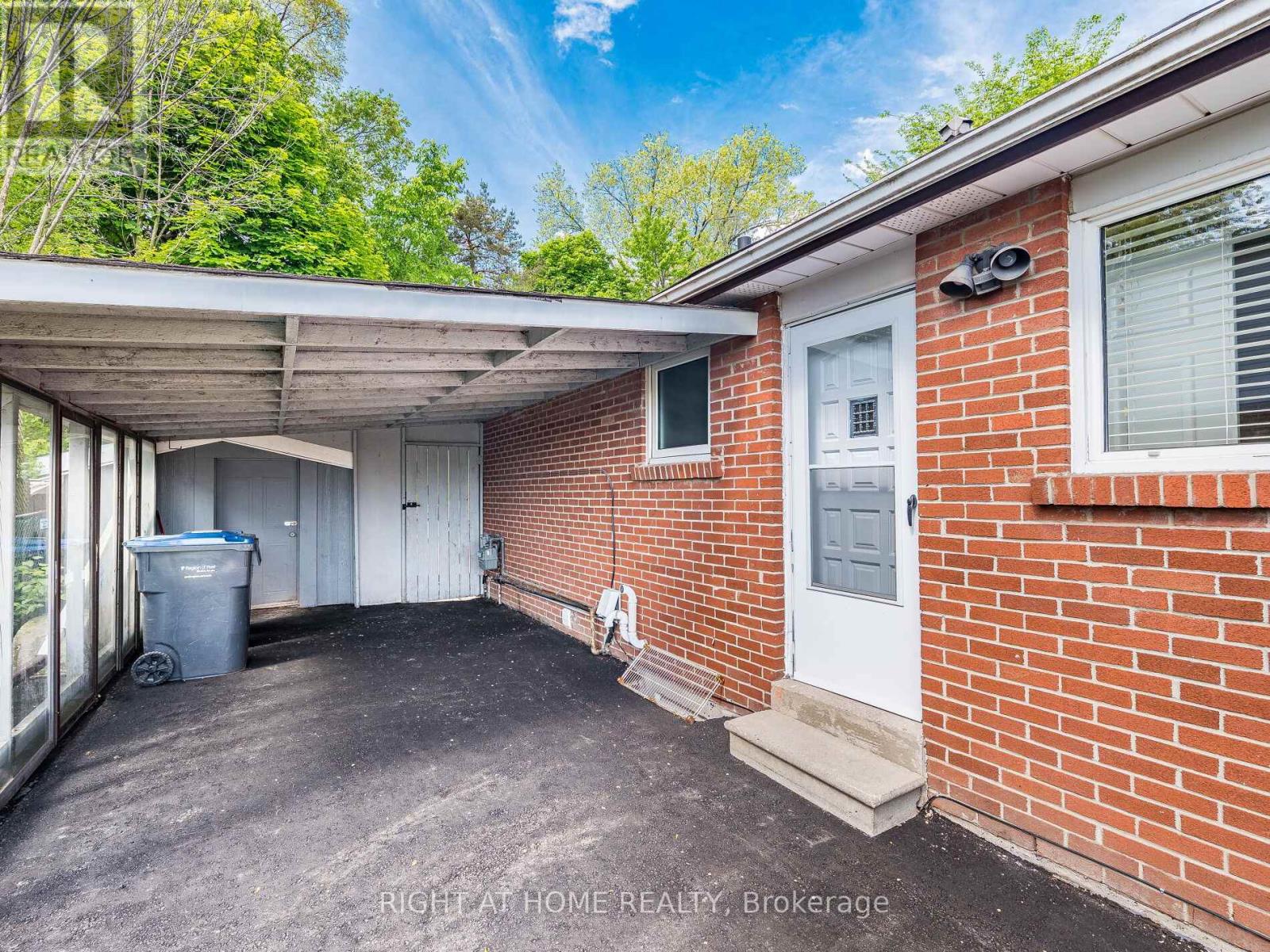 118 Bonham Boulevard, Mississauga, Ontario  L5M 1C7 - Photo 2 - W12455457