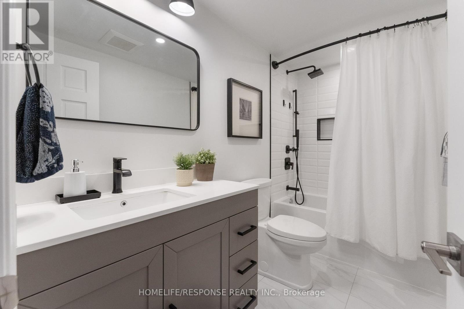 2112 South Millway, Mississauga, Ontario  L5L 1A6 - Photo 18 - W12455468