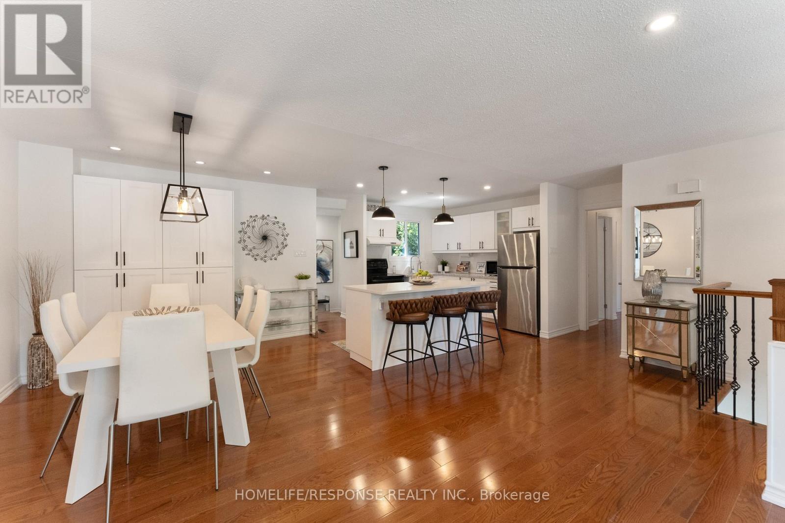 2112 South Millway, Mississauga, Ontario  L5L 1A6 - Photo 3 - W12455468