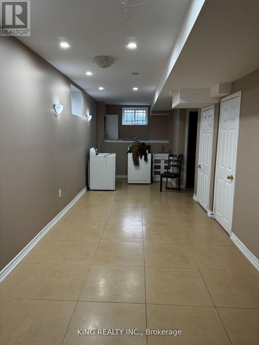 967 Beechwood Avenue, Mississauga, Ontario  L5G 4E3 - Photo 12 - W12455470