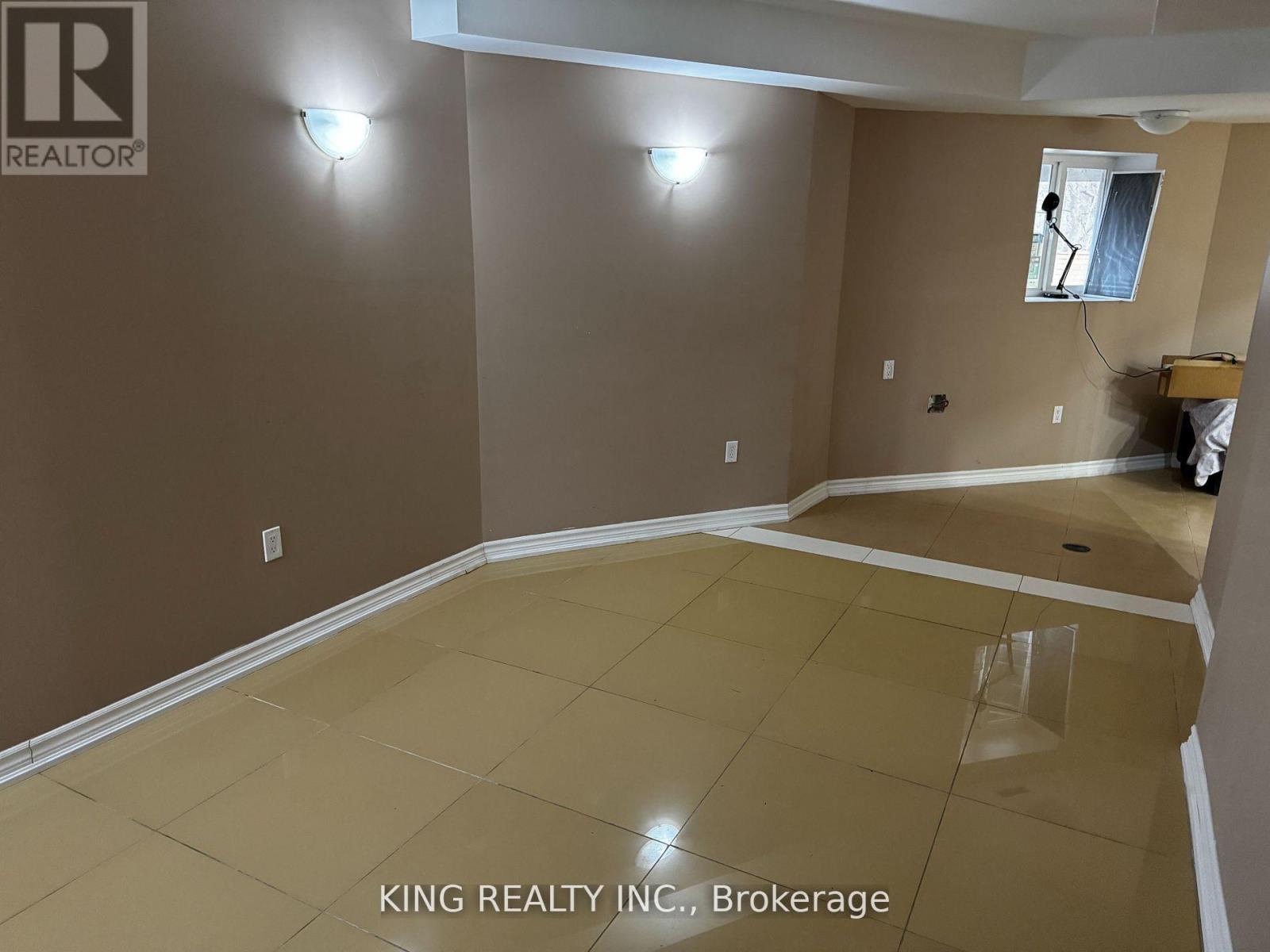 967 Beechwood Avenue, Mississauga, Ontario  L5G 4E3 - Photo 13 - W12455470