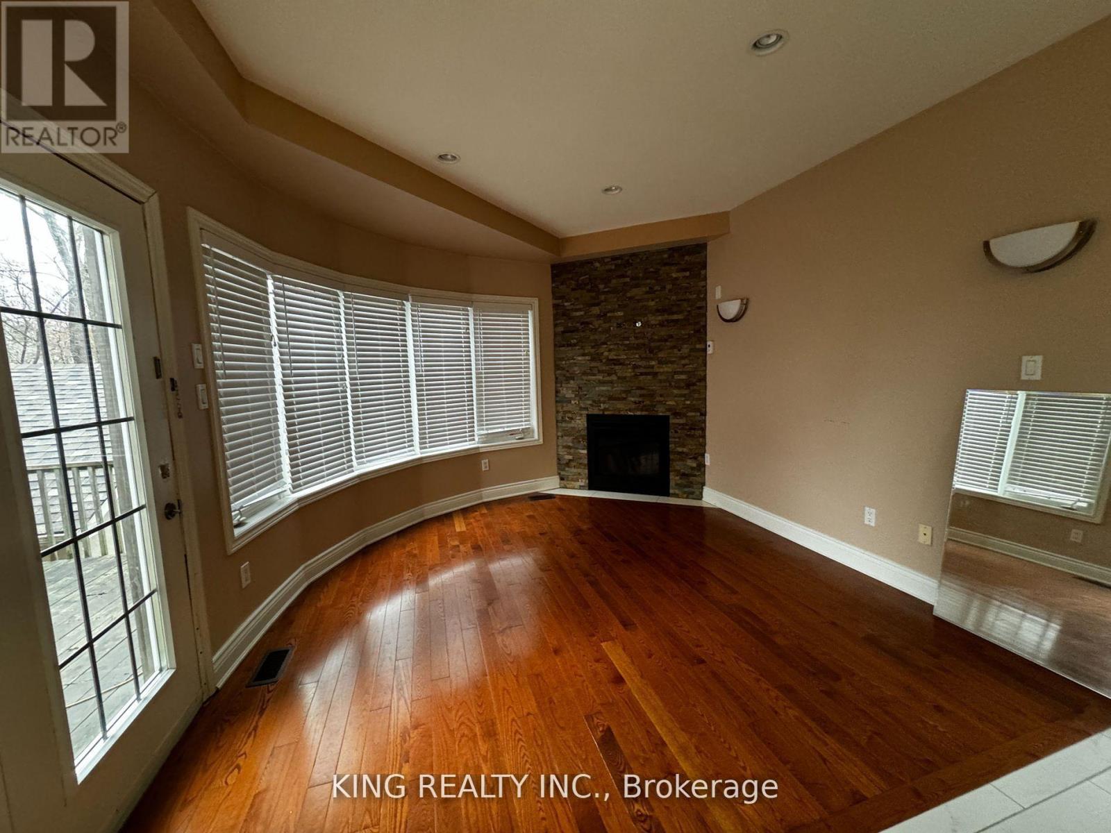 967 Beechwood Avenue, Mississauga, Ontario  L5G 4E3 - Photo 19 - W12455470