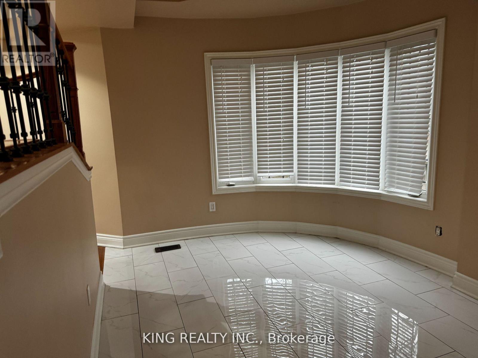 967 Beechwood Avenue, Mississauga, Ontario  L5G 4E3 - Photo 3 - W12455470