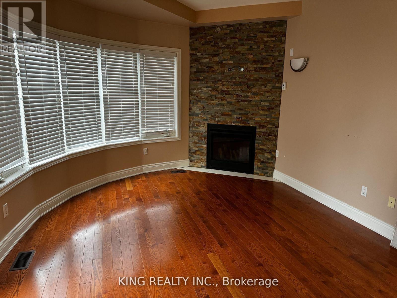 967 Beechwood Avenue, Mississauga, Ontario  L5G 4E3 - Photo 4 - W12455470