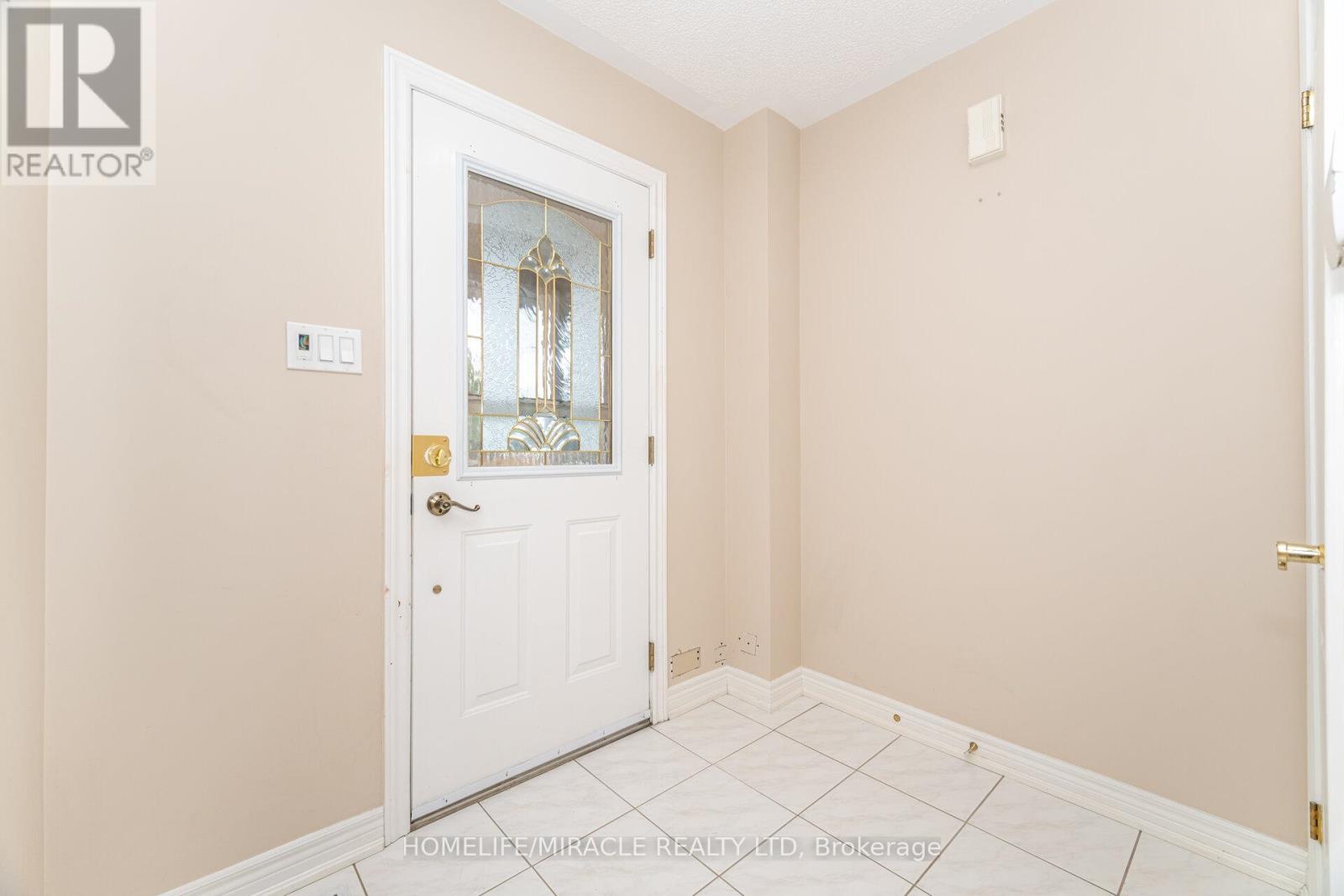 7064 Walworth Court, Mississauga, Ontario  L5N 7L4 - Photo 9 - W12455472