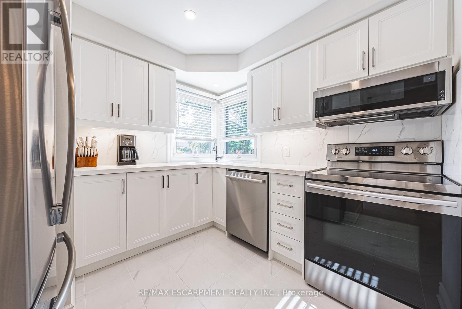 204 Fernwood Boulevard, Hamilton, Ontario  L8T 3L4 - Photo 12 - X12455444