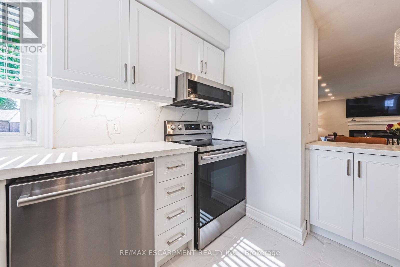 204 Fernwood Boulevard, Hamilton, Ontario  L8T 3L4 - Photo 13 - X12455444