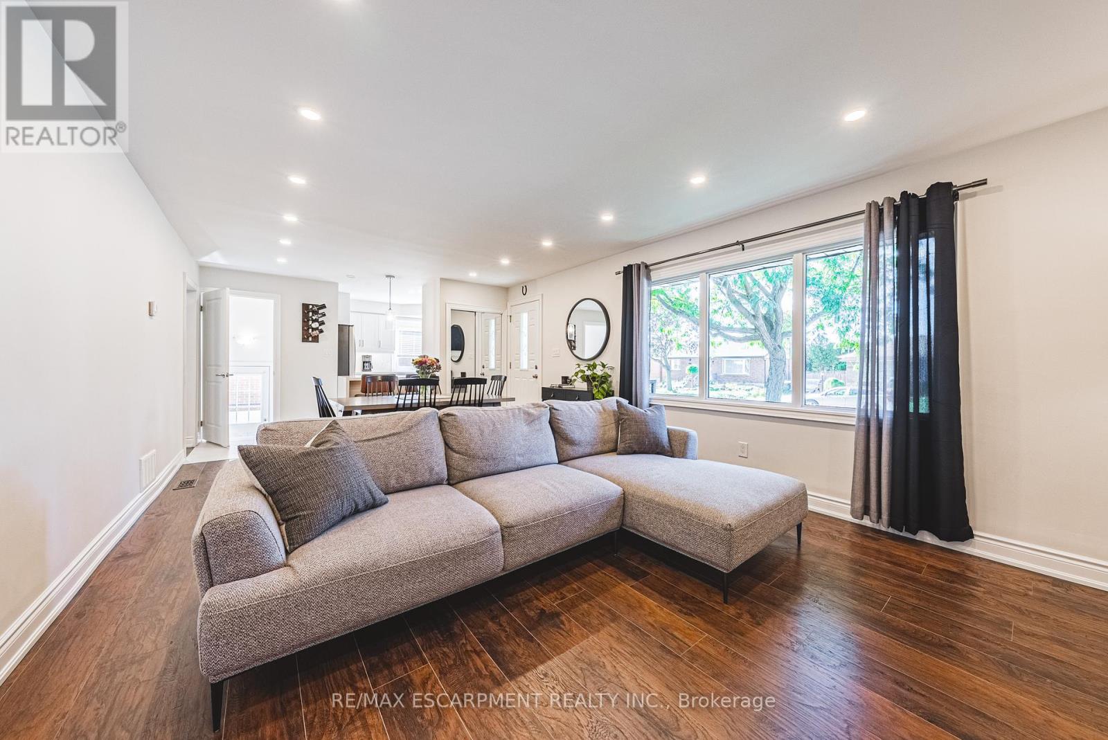 204 Fernwood Boulevard, Hamilton, Ontario  L8T 3L4 - Photo 9 - X12455444